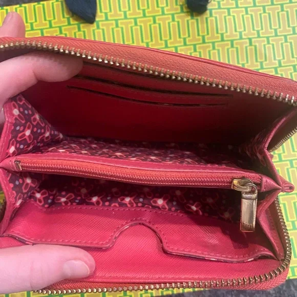 Rare Vintage Pink Tory Burch Robinson Wallet with Gold Emblem✨ - Picture 5 of 8